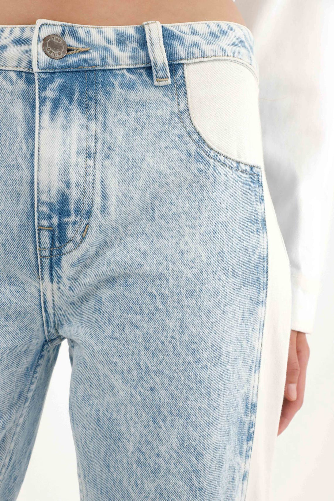 Jean Recto tiro medio diseño bicolor para mujer