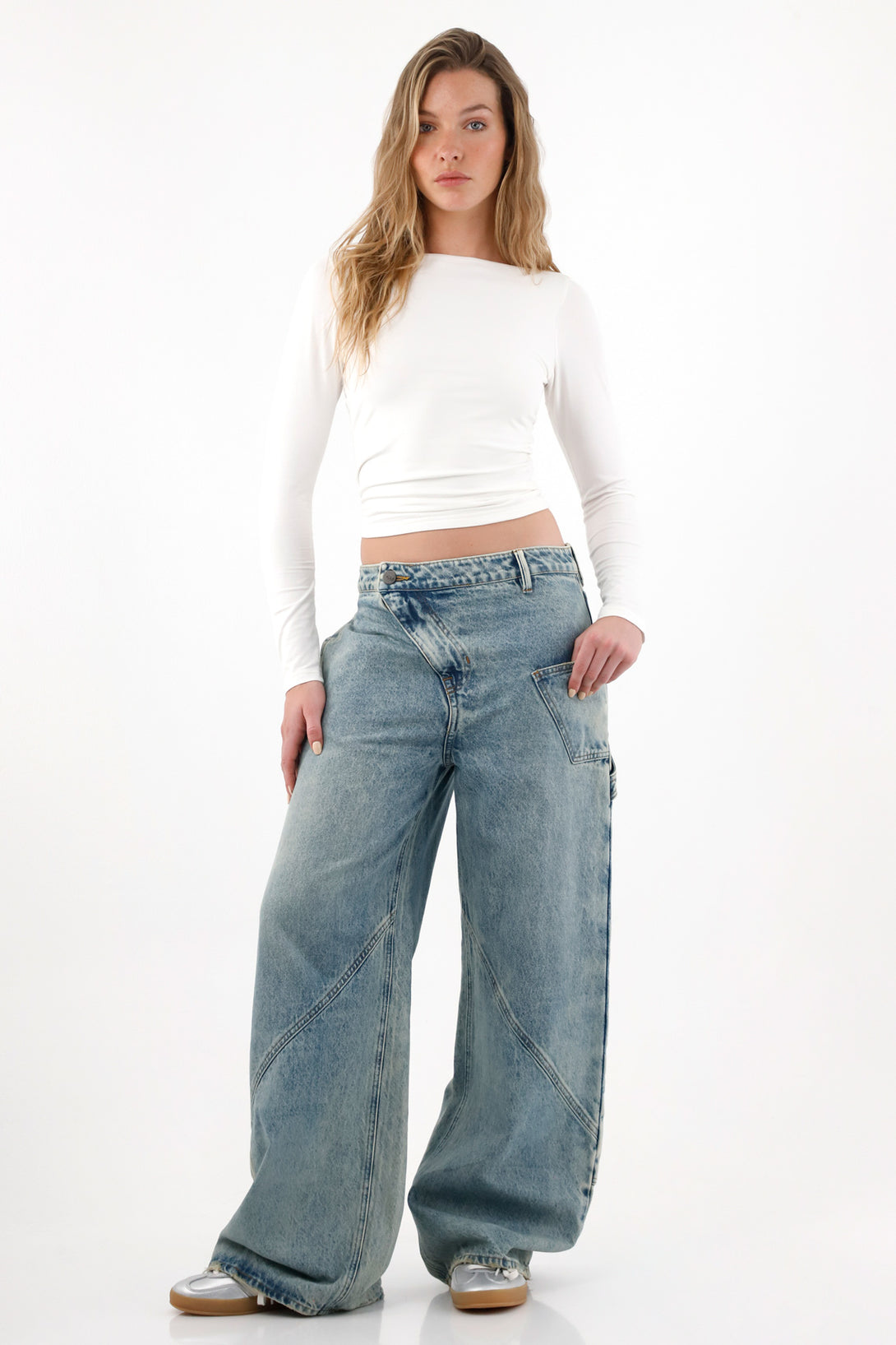 Women's Low Rise Wide Leg Jeans with Distressed Detailing