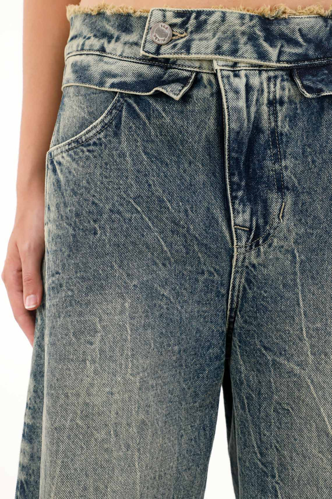 Jean Horseshoe de tiro bajo con jota asimétrica para mujer