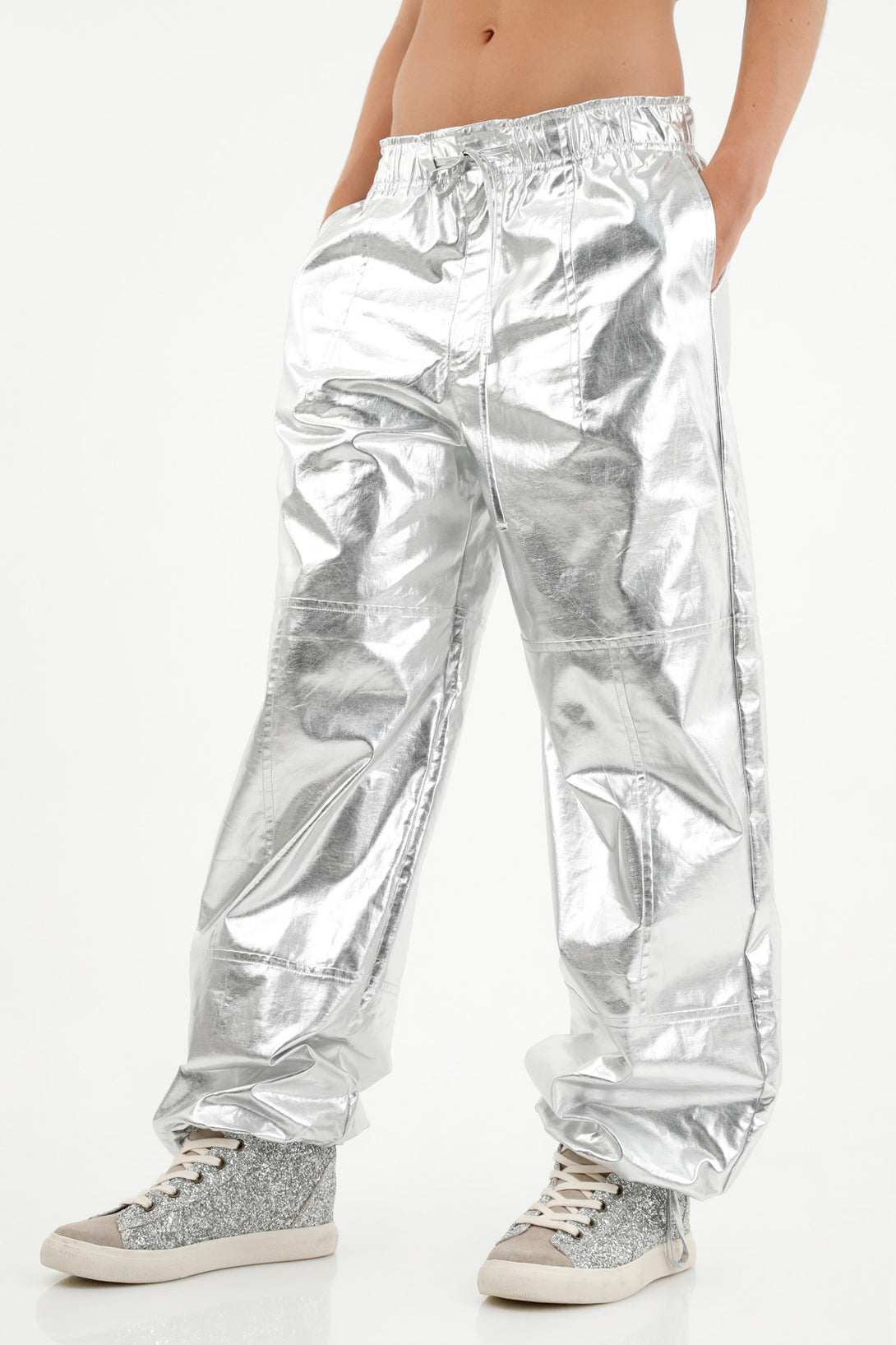 Pantalón efecto metalizado gris para mujer