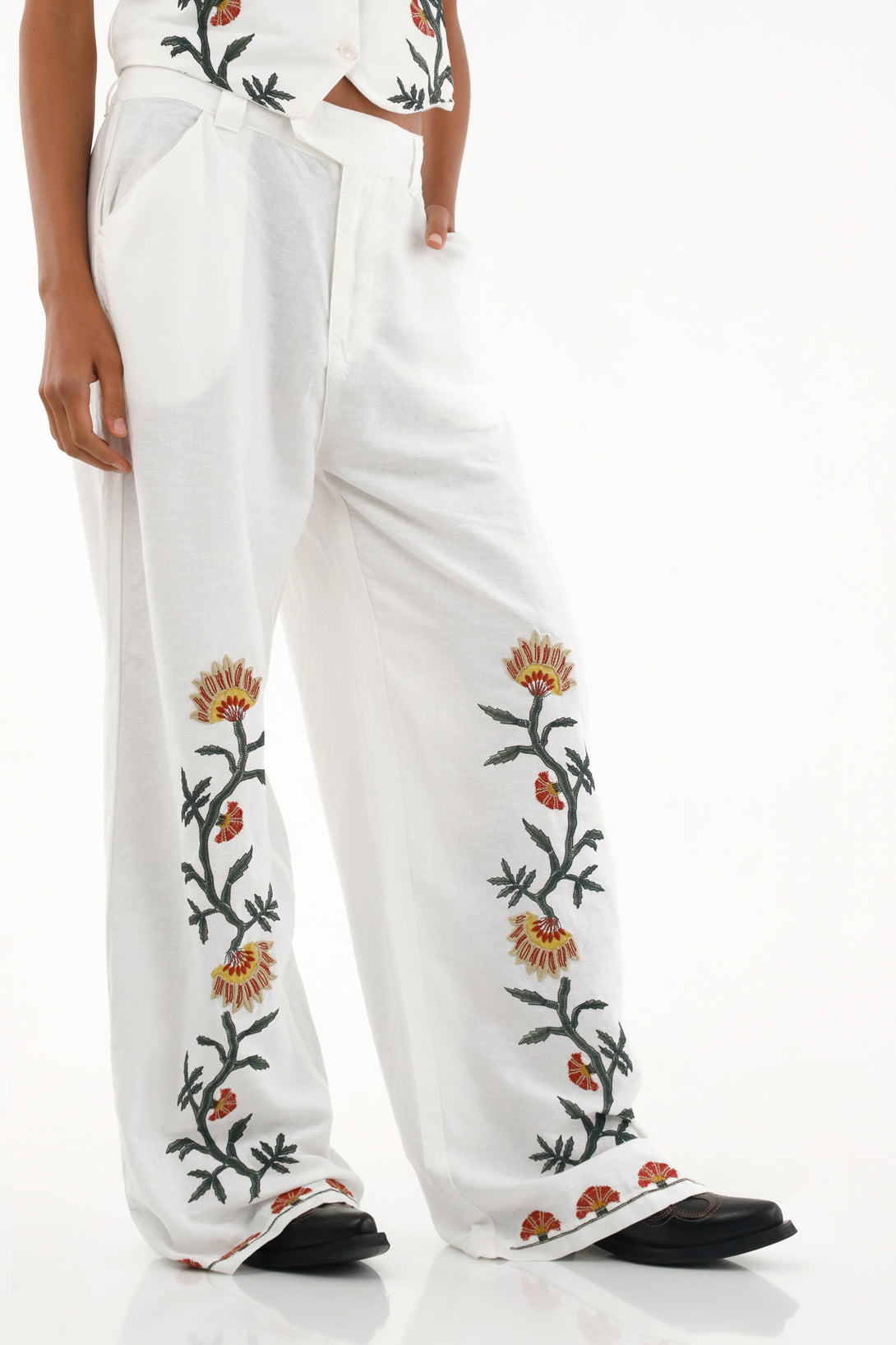 Pantalón Recto de tiro medio con bordados para mujer
