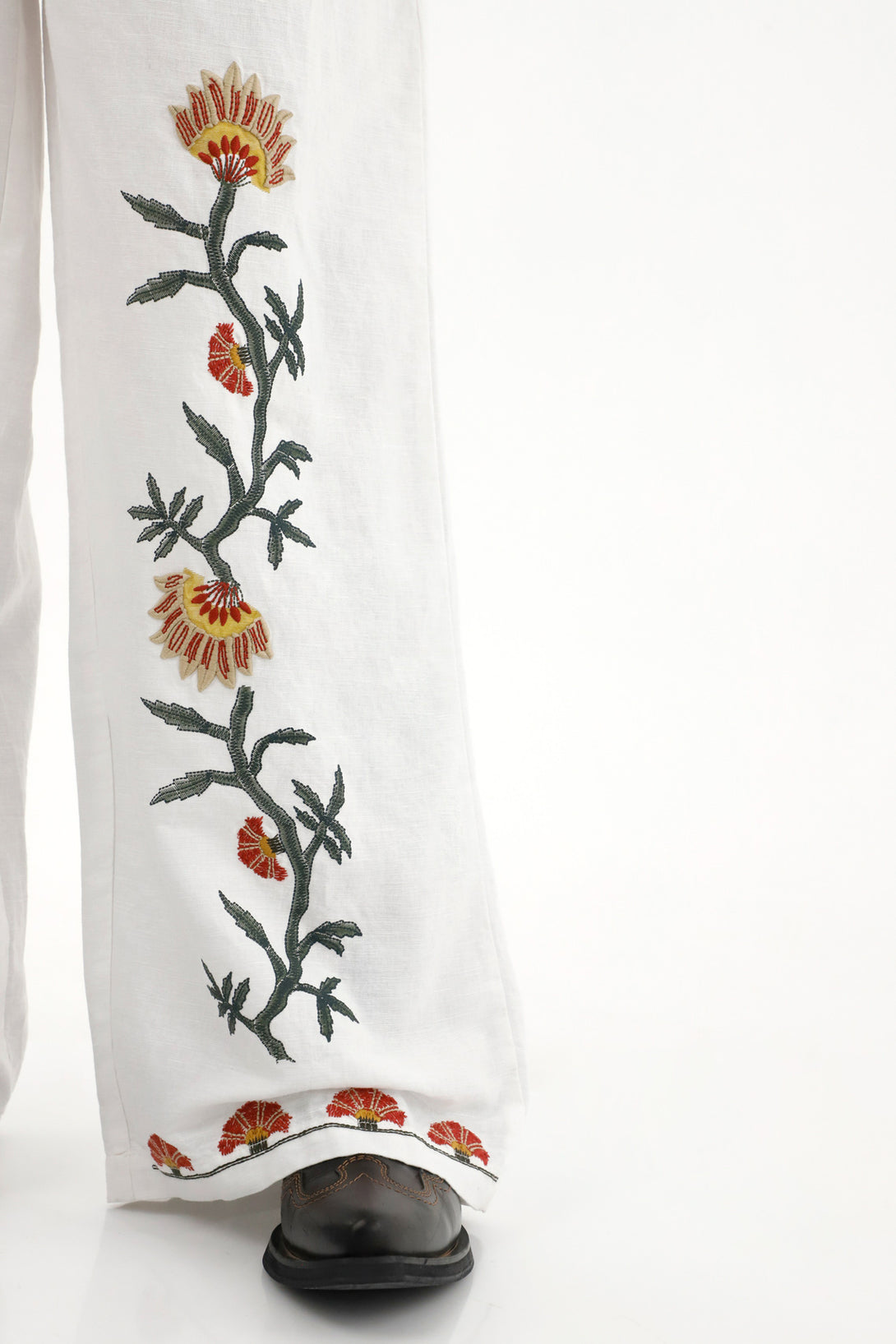Pantalón Recto de tiro medio con bordados para mujer