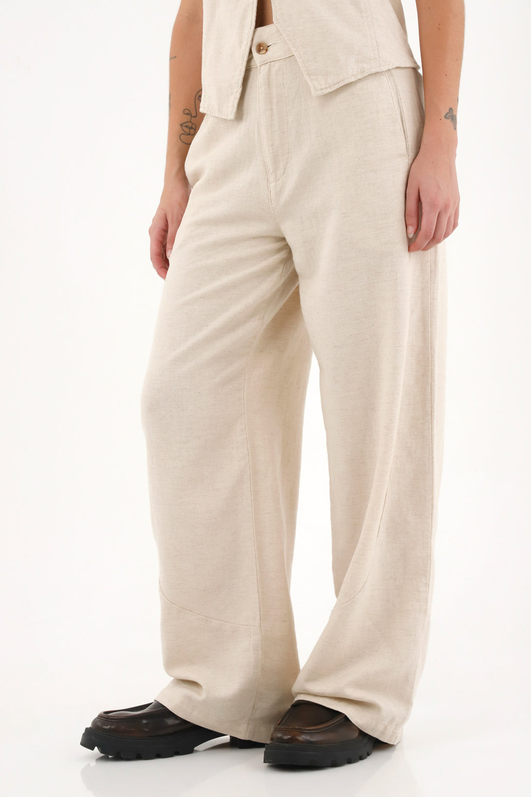 Pantalón con cortes en delantero crudo para mujer