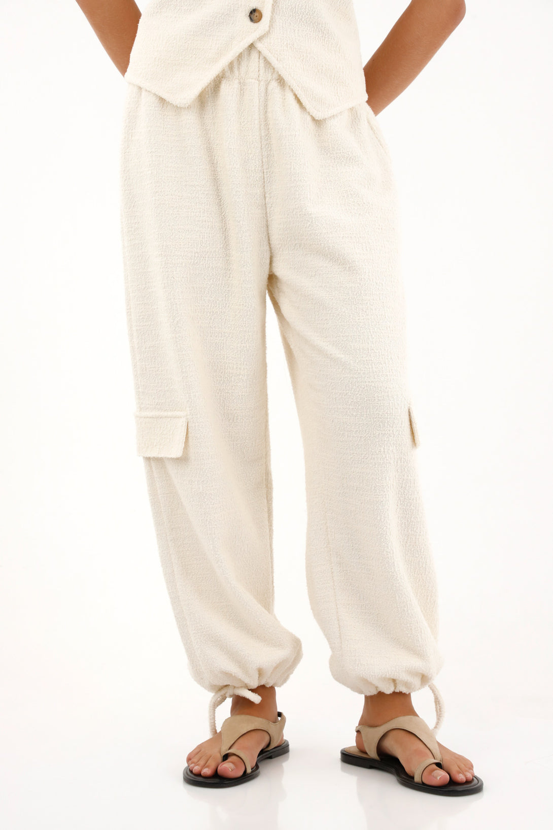 Pantalón jogger tipo tweed crudo para mujer