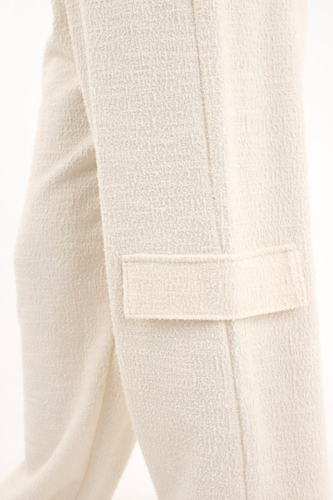 Pantalón jogger tipo tweed crudo para mujer