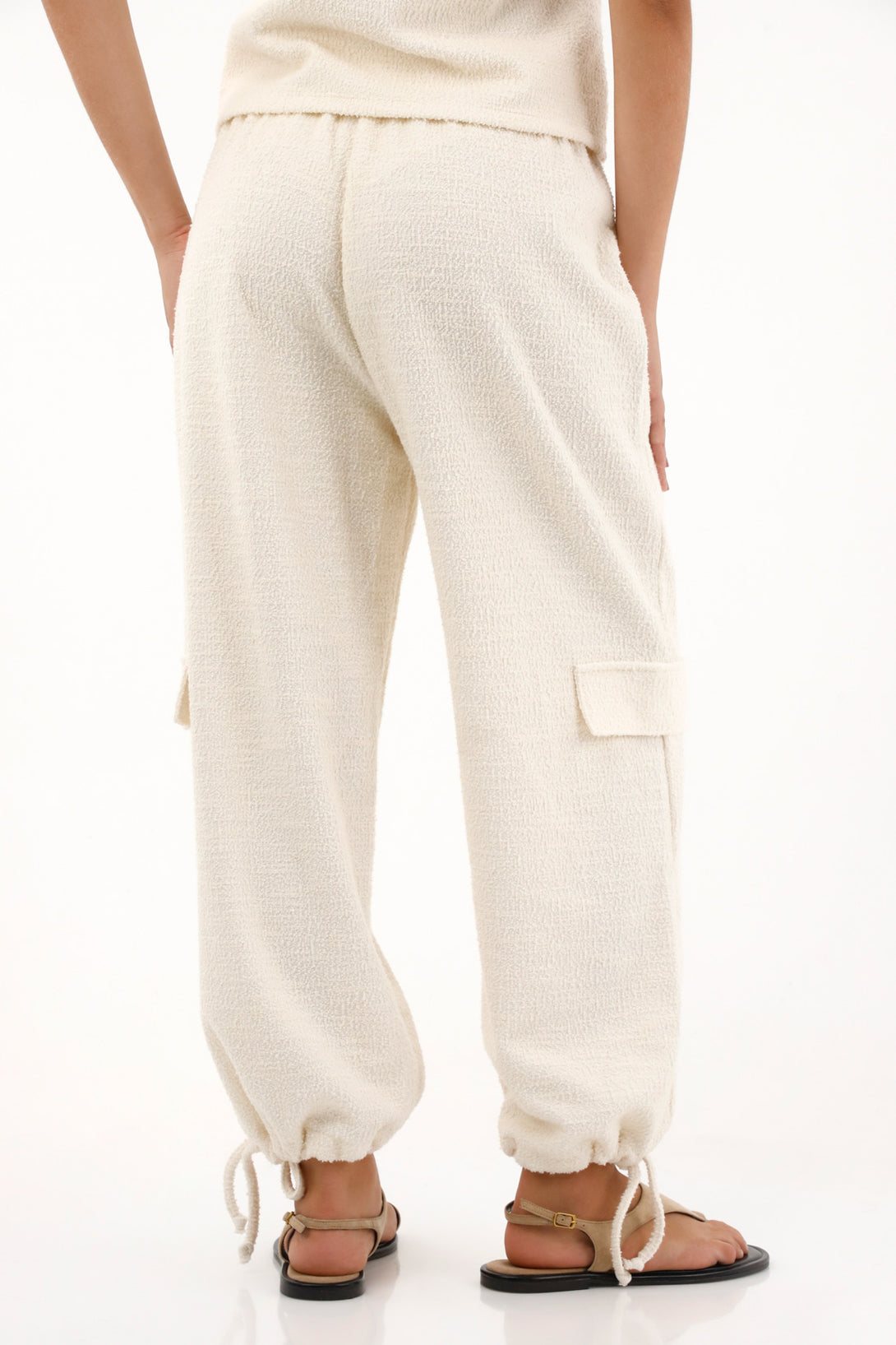 Pantalón jogger tipo tweed crudo para mujer