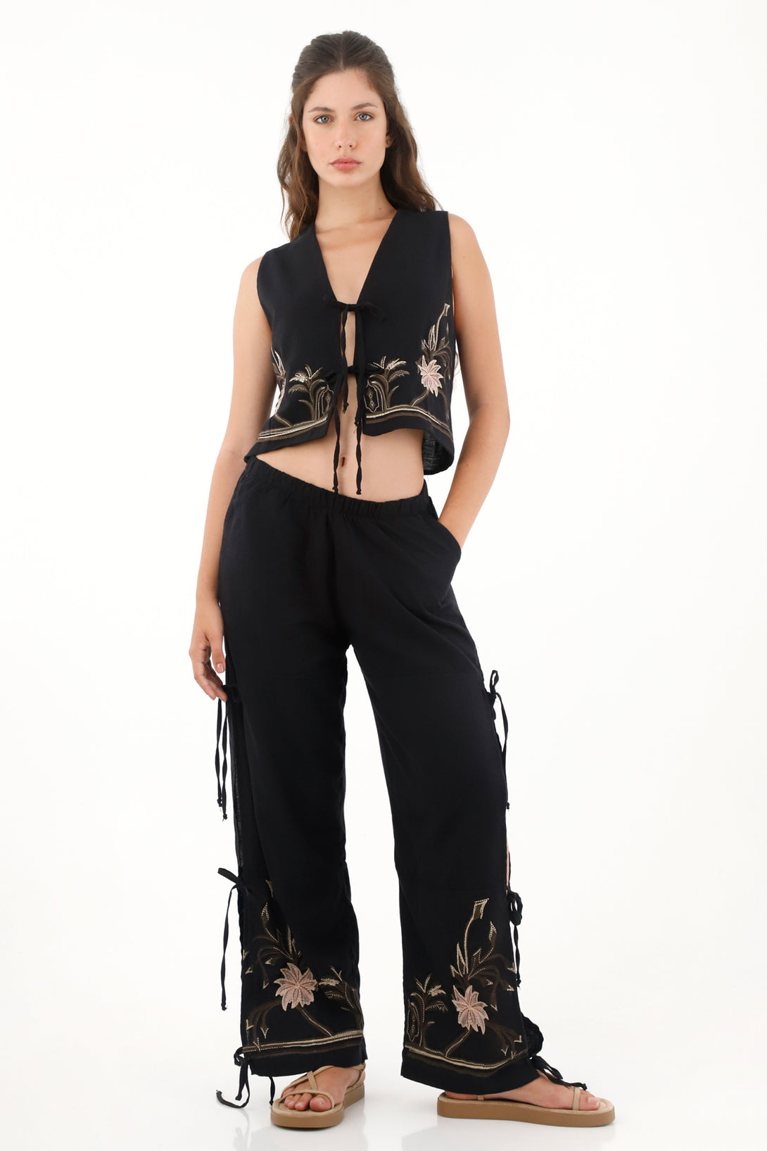Pantalón con aberturas y diseño floral negro para mujer