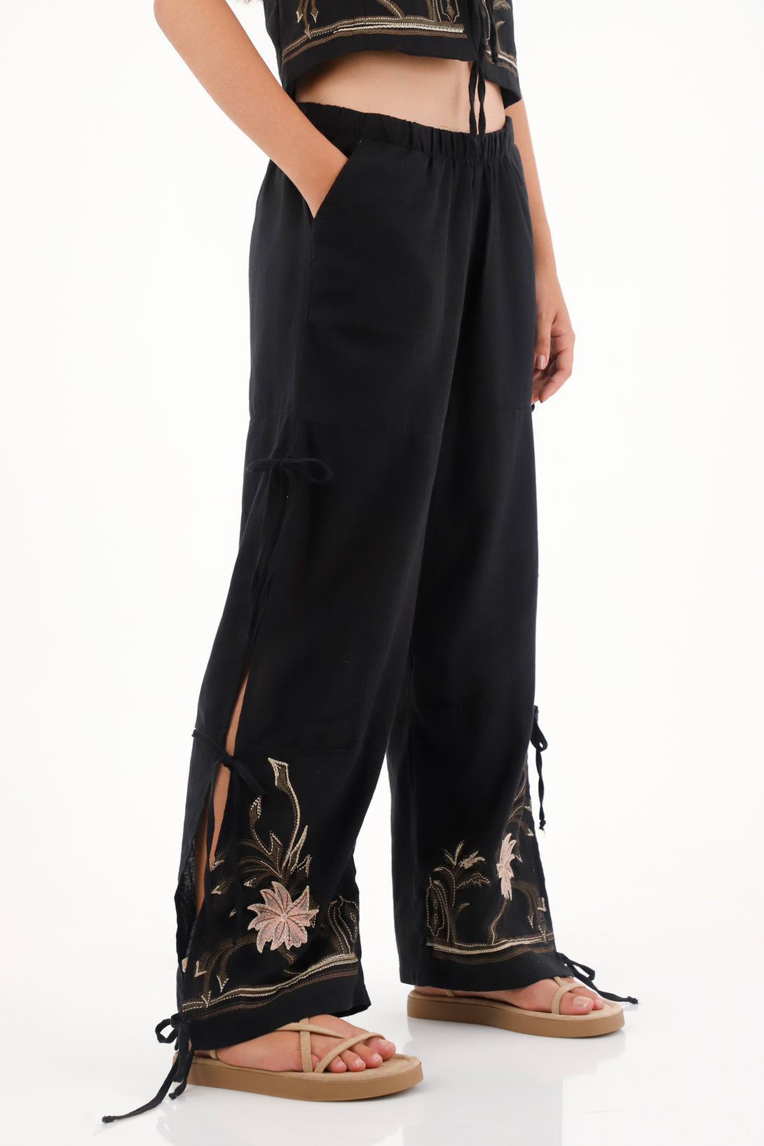 Pantalón con aberturas y diseño floral negro para mujer