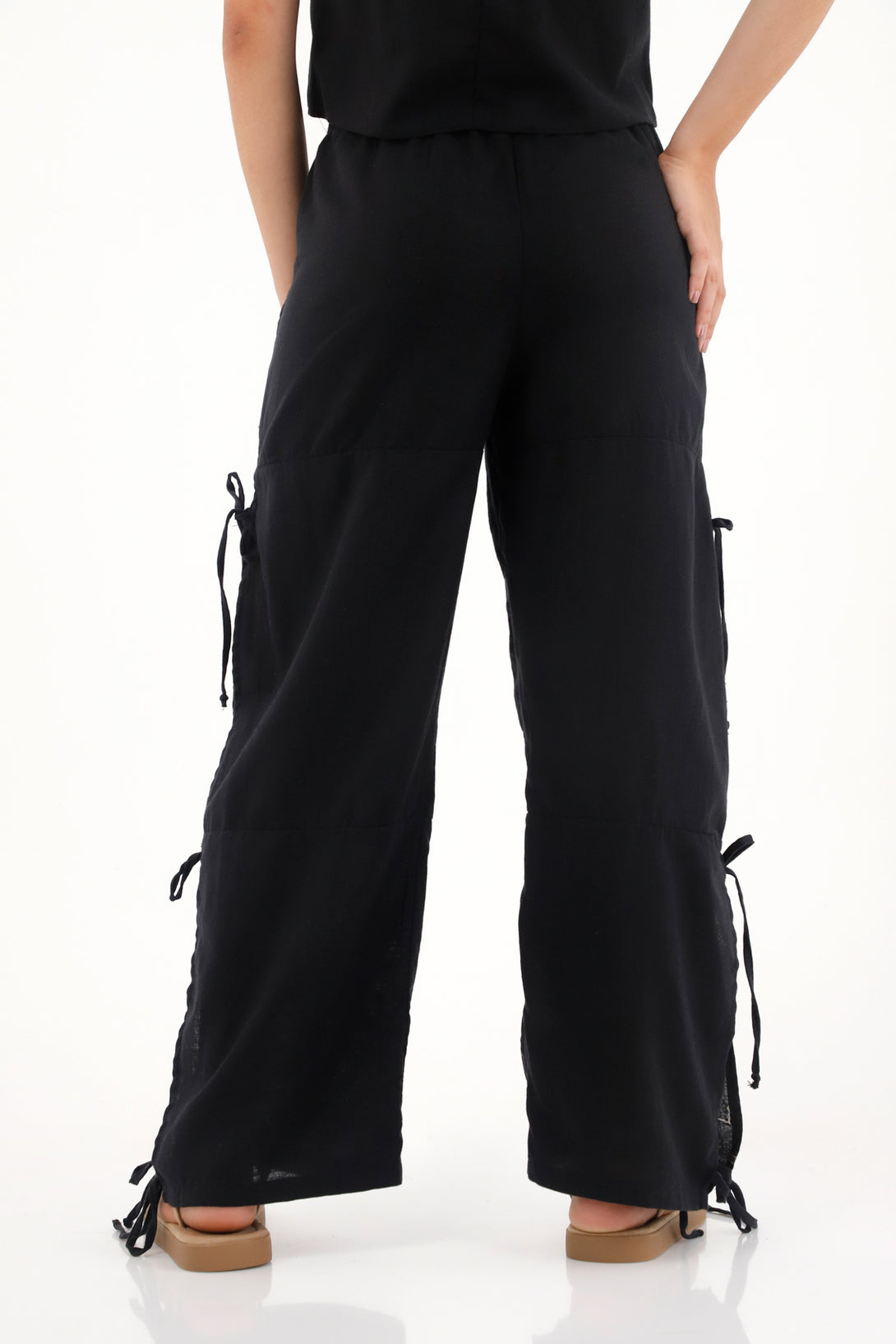 Pantalón con aberturas y diseño floral negro para mujer