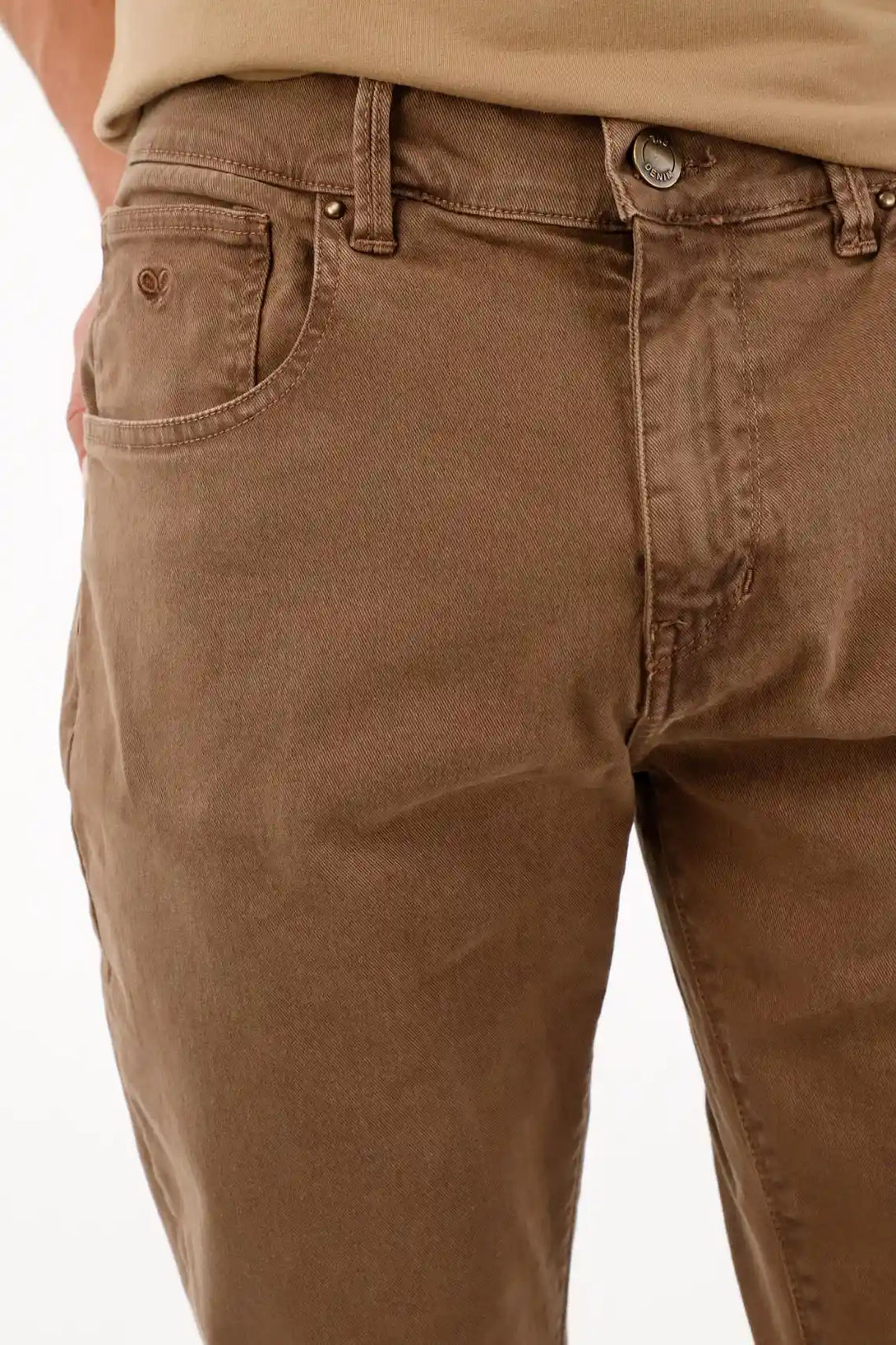 Pantalón Recto café con efecto desgastado para hombre