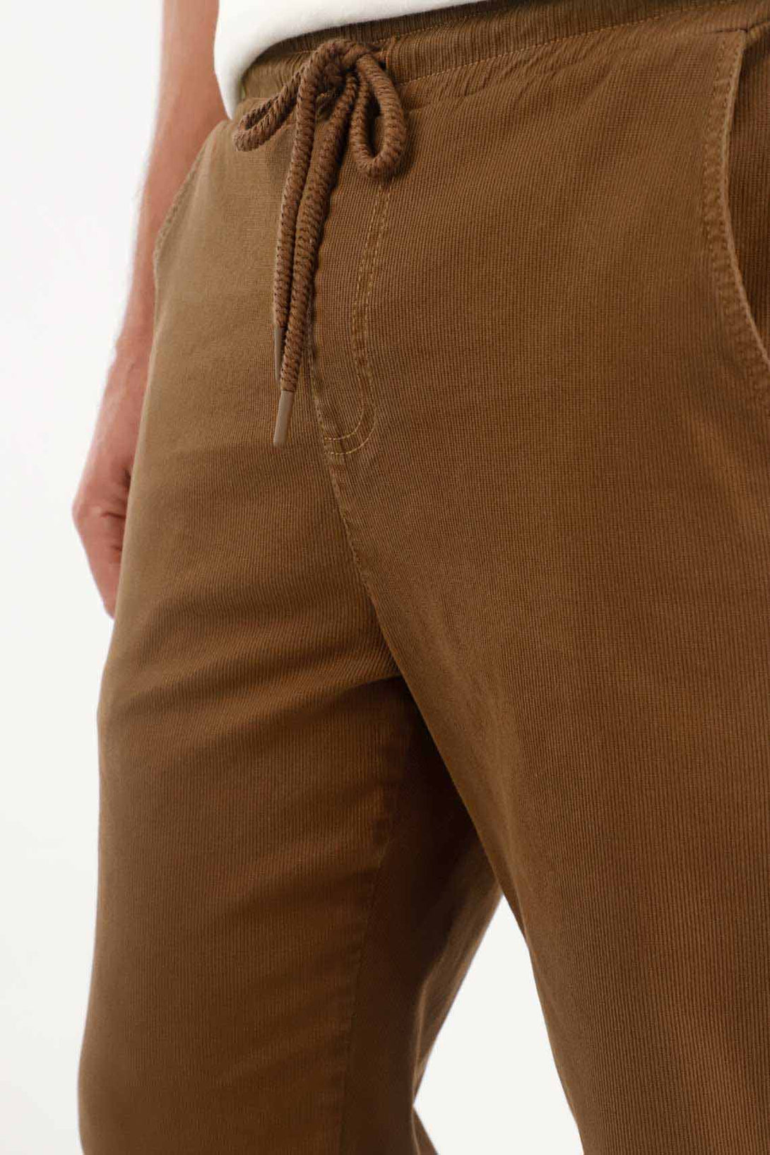 Pantalón Recto en corduroy café para hombre