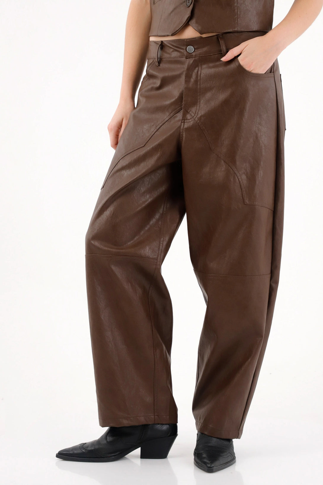 Pantalón en imitación cuero tipo vaquero café para mujer