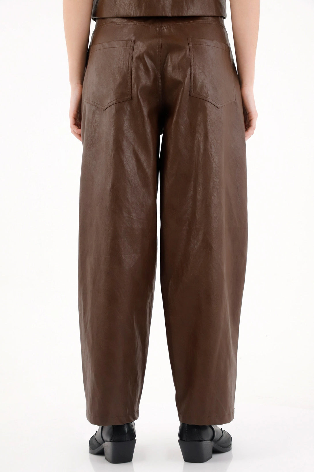 Pantalón en imitación cuero tipo vaquero café para mujer