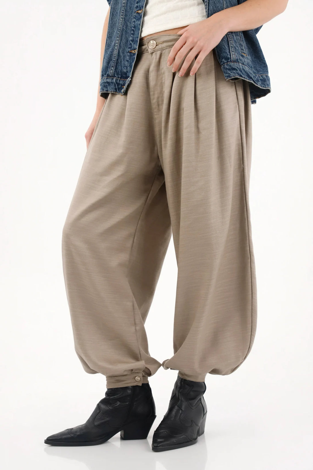 Pantalón amplio con prenses para mujer