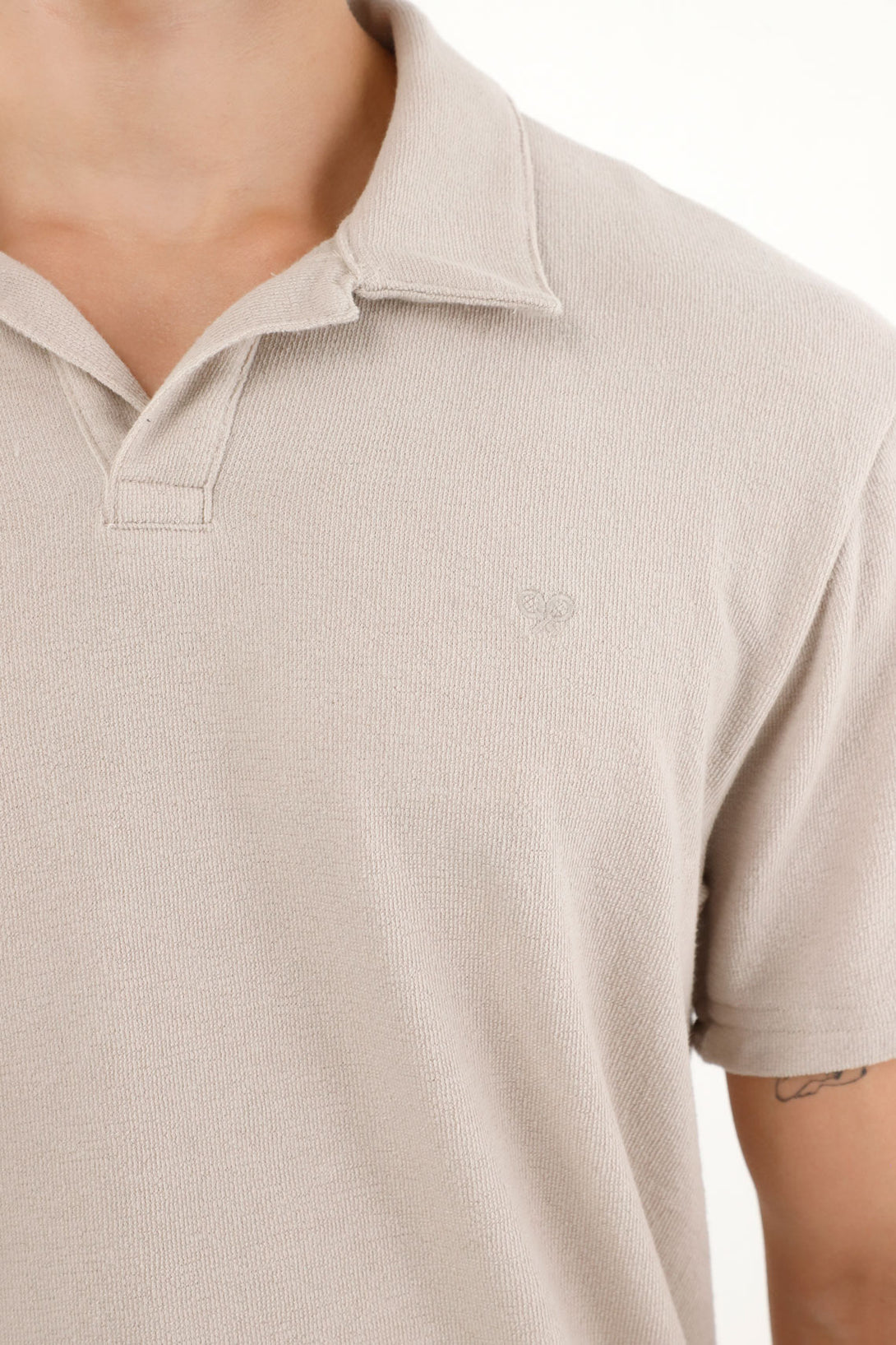 Polo gris en tela jersey con raqueta bordada para hombre