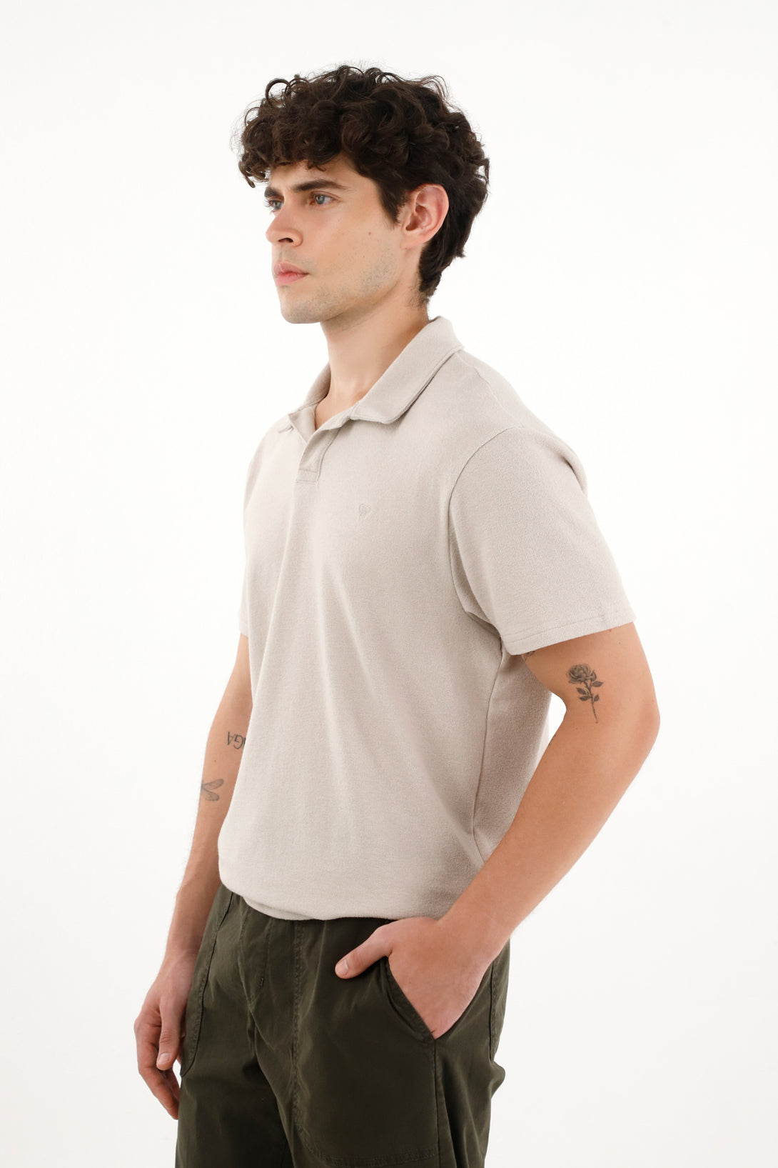 Polo gris en tela jersey con raqueta bordada para hombre