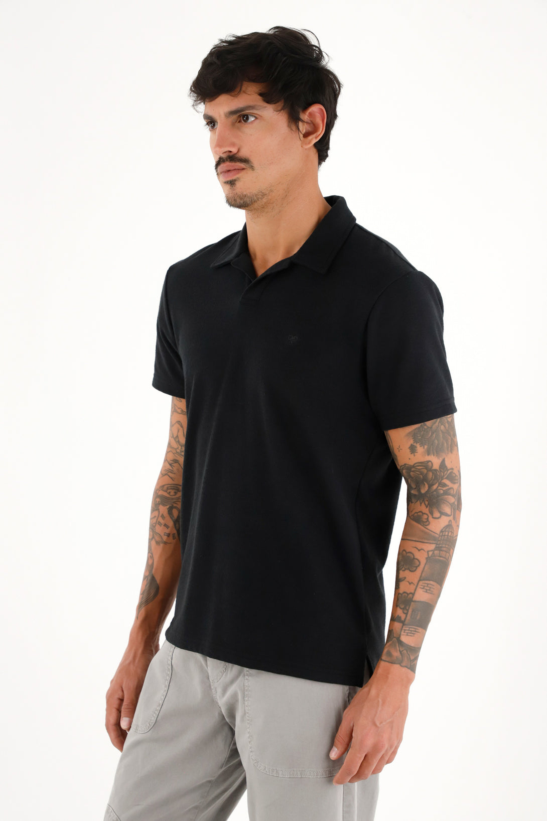 Polo negra en tela jersey con raqueta bordada para hombre