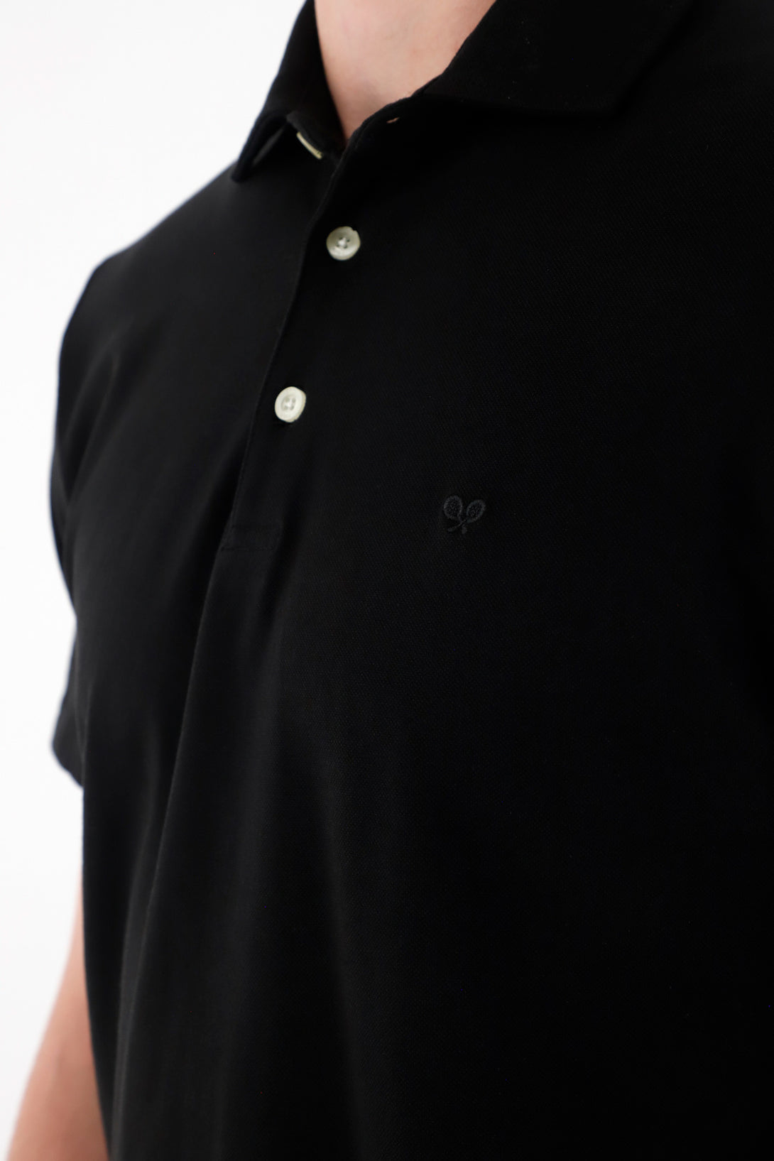 Polo con raqueta bordada negra para hombre