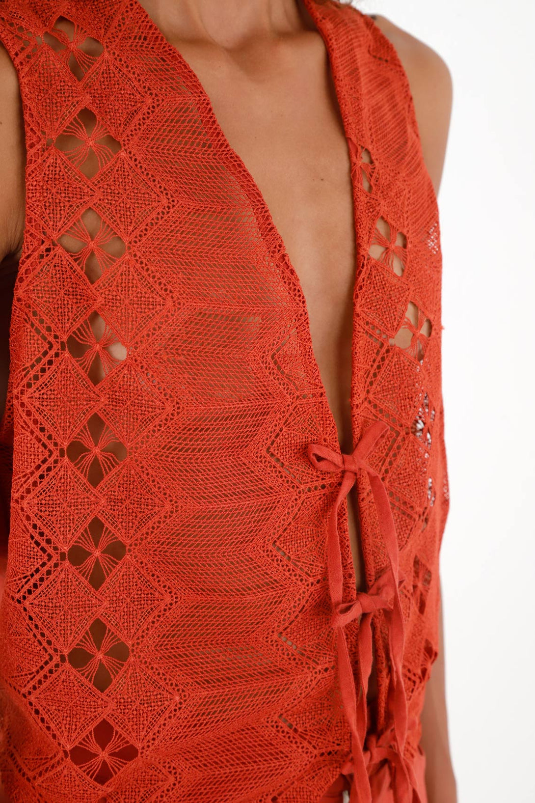 Chaleco rojo con detalles tejidos para mujer