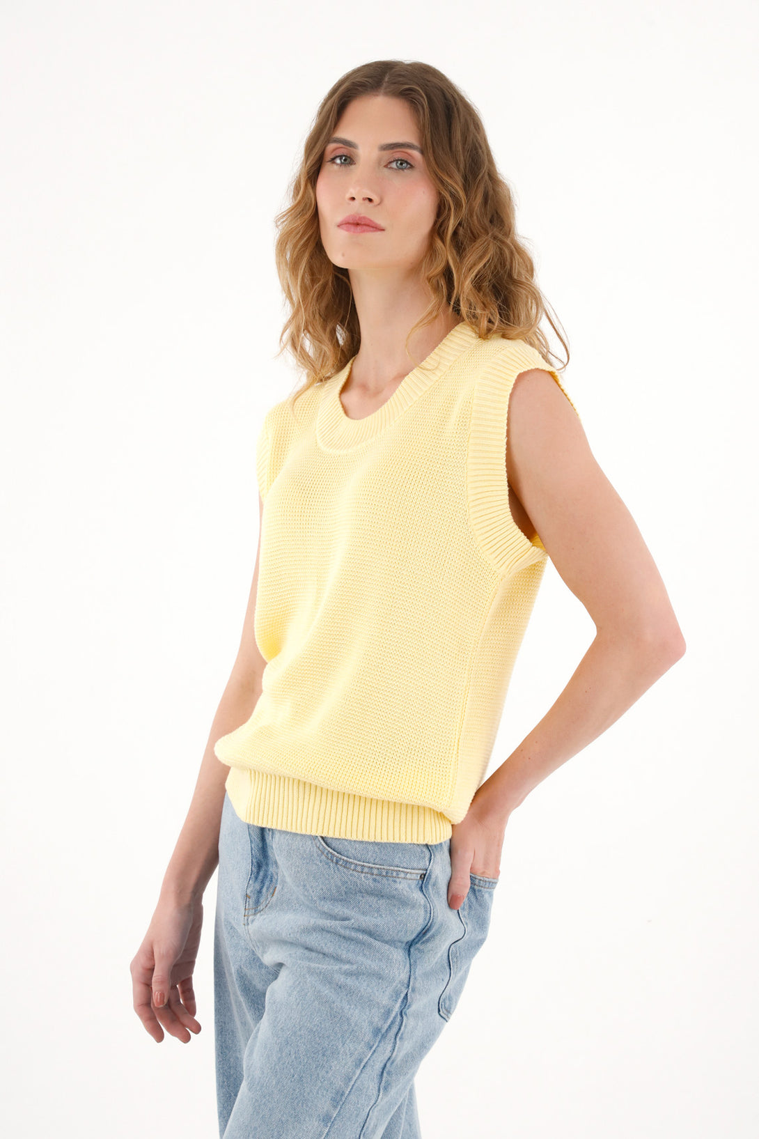 Chaleco amarillo tejido para mujer