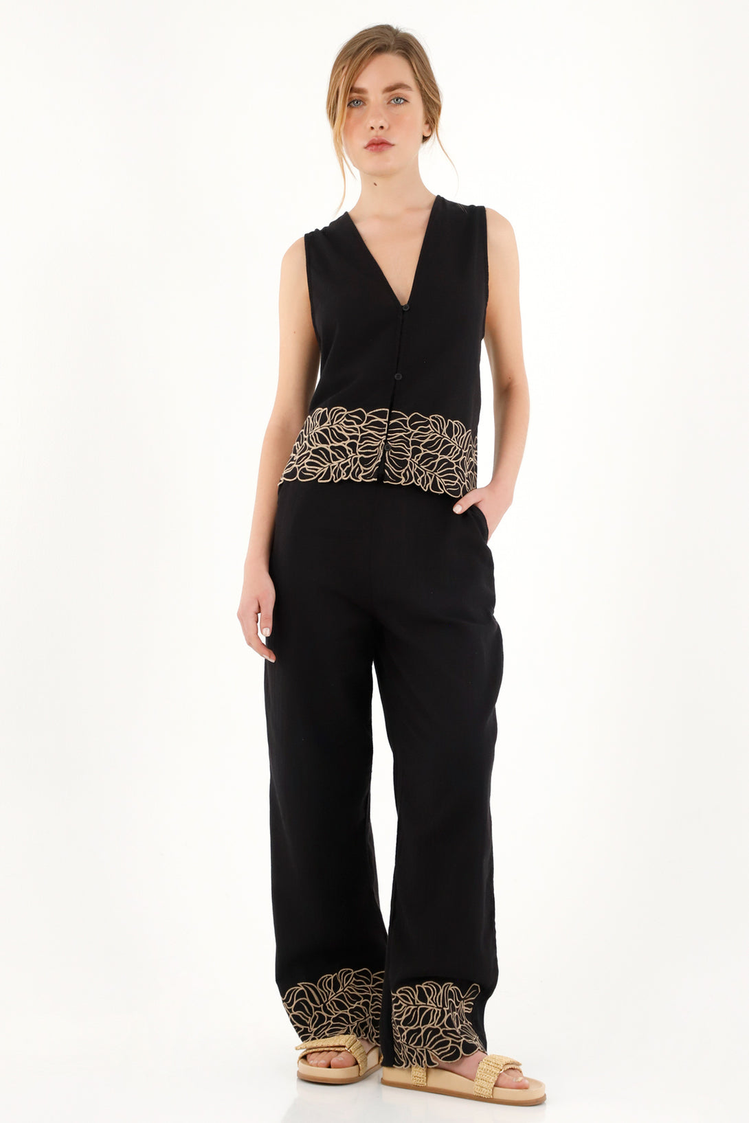 Chaleco negro con bordado en ruedo para mujer