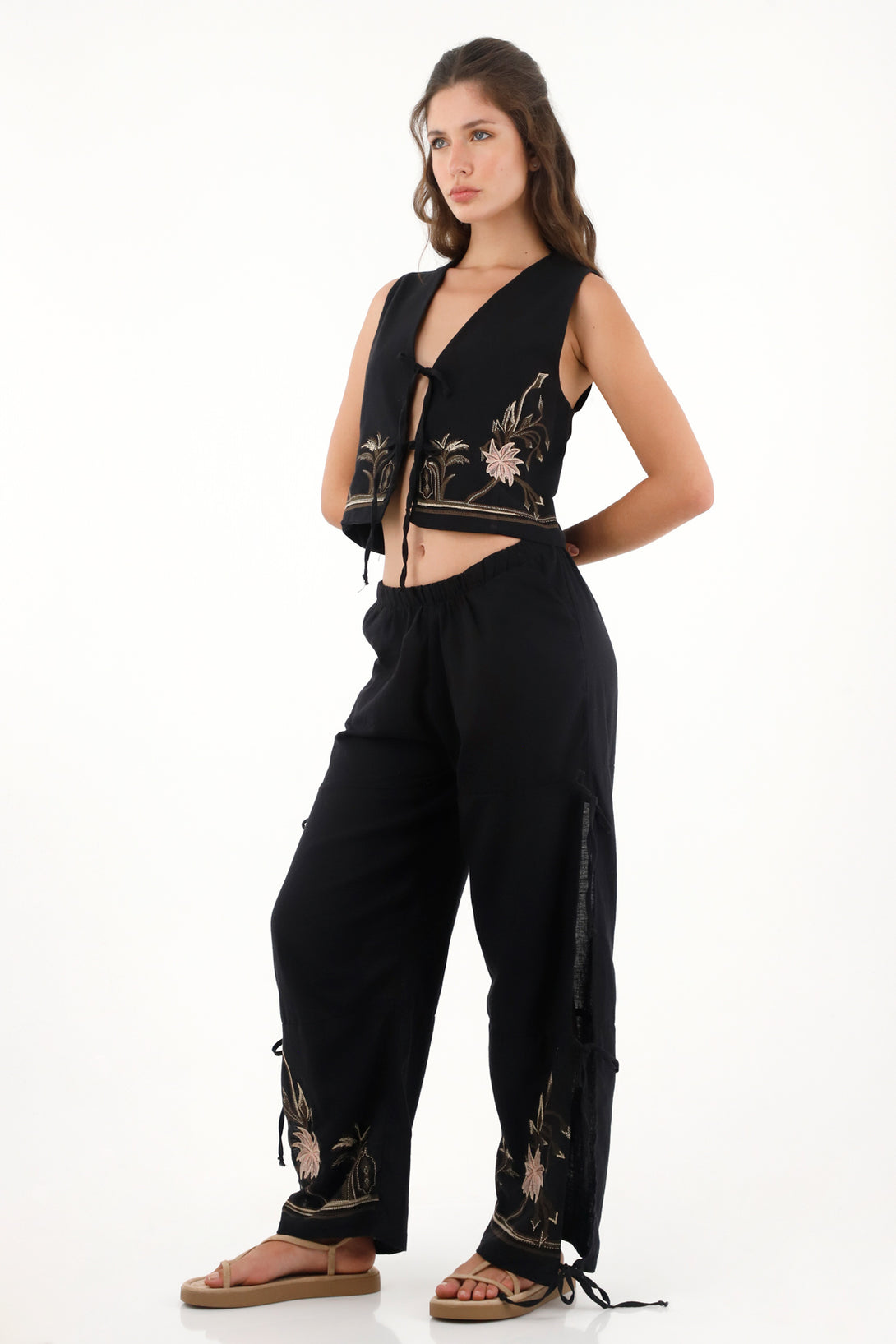 Chaleco con diseño floral y amarres negro para mujer