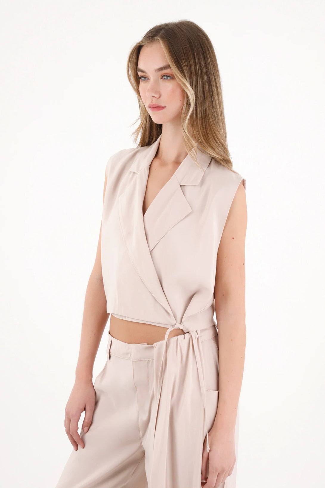 Chaleco con diseño cruzado crudo para mujer