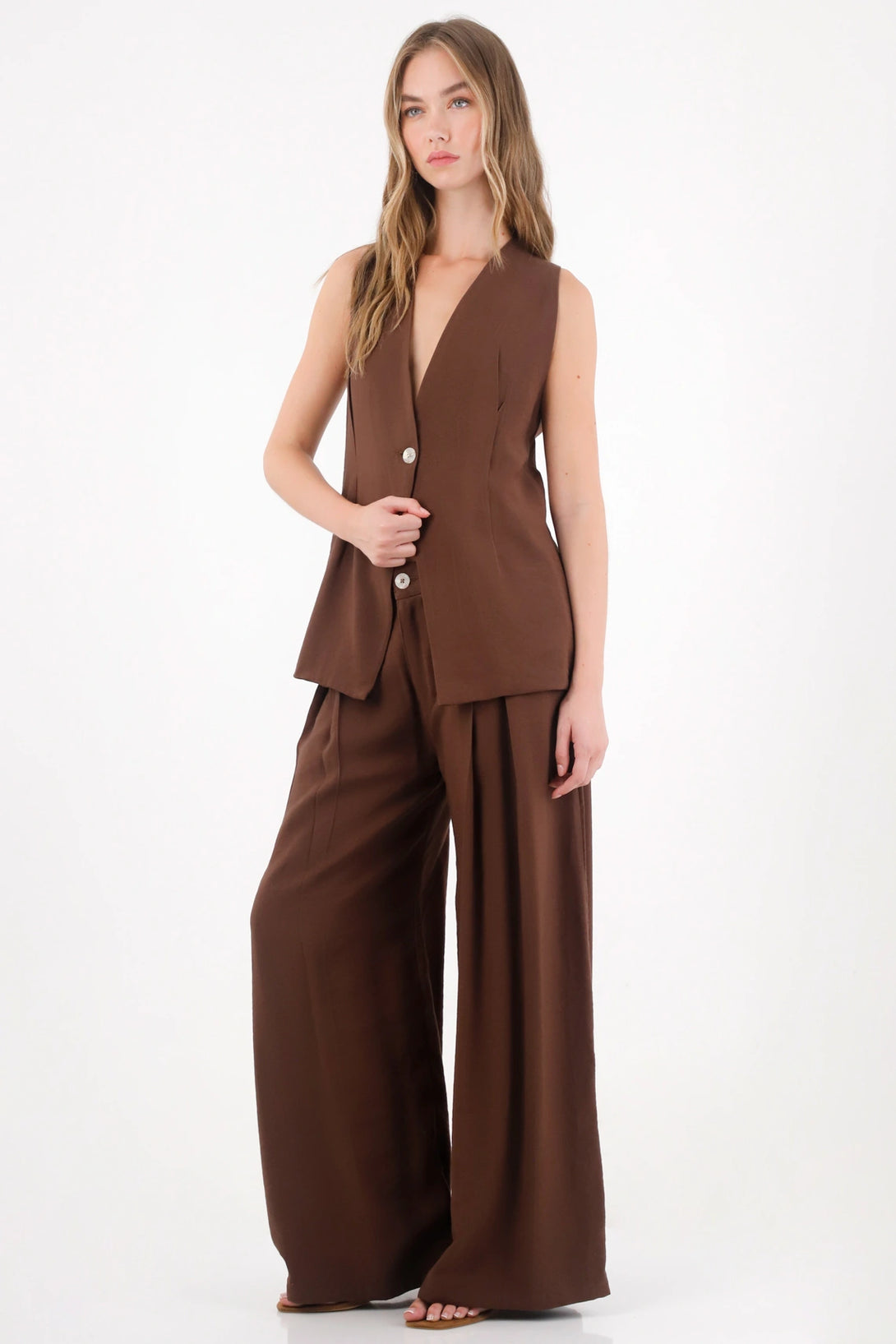 Chaleco largo con espalda cruzada café para mujer