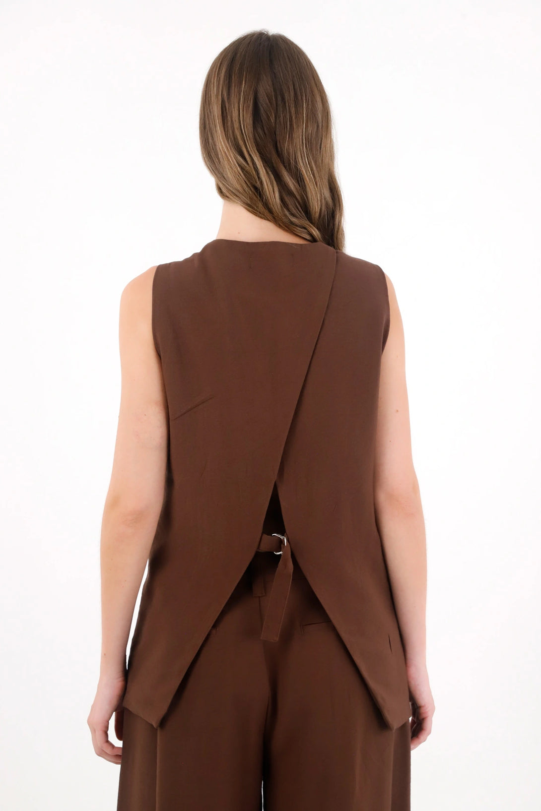 Chaleco largo con espalda cruzada café para mujer