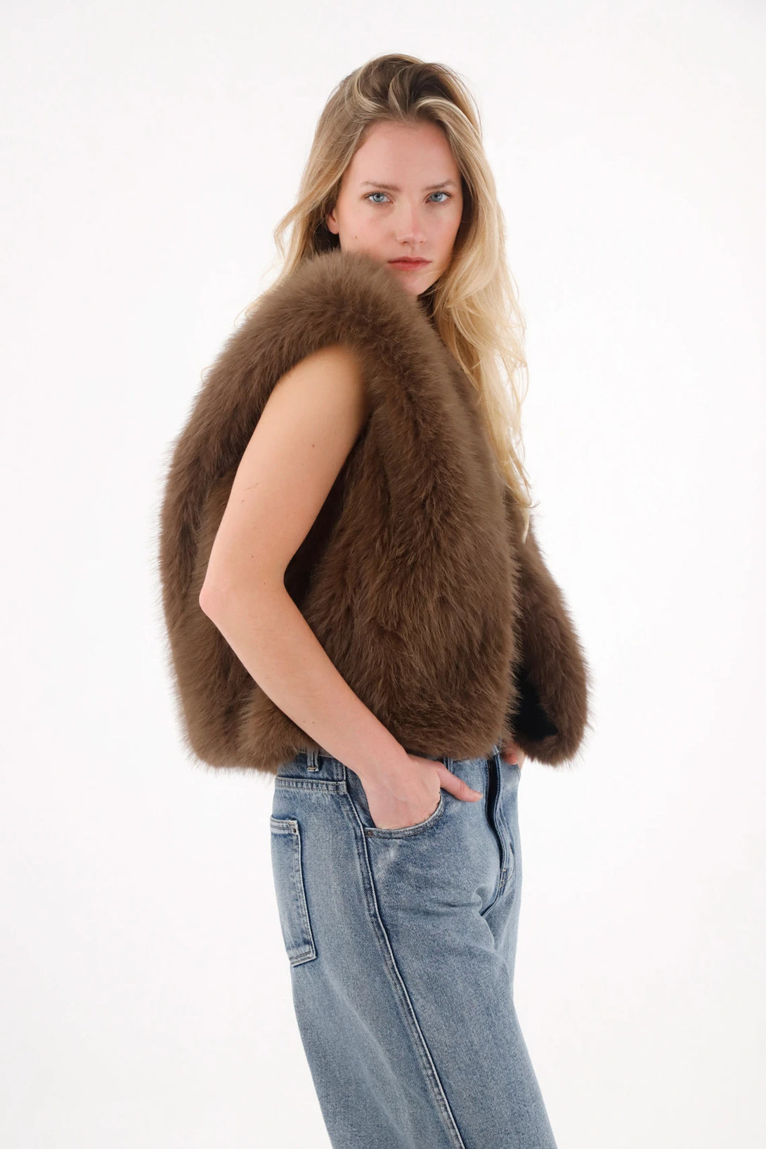 Chaleco corto afelpado café para mujer