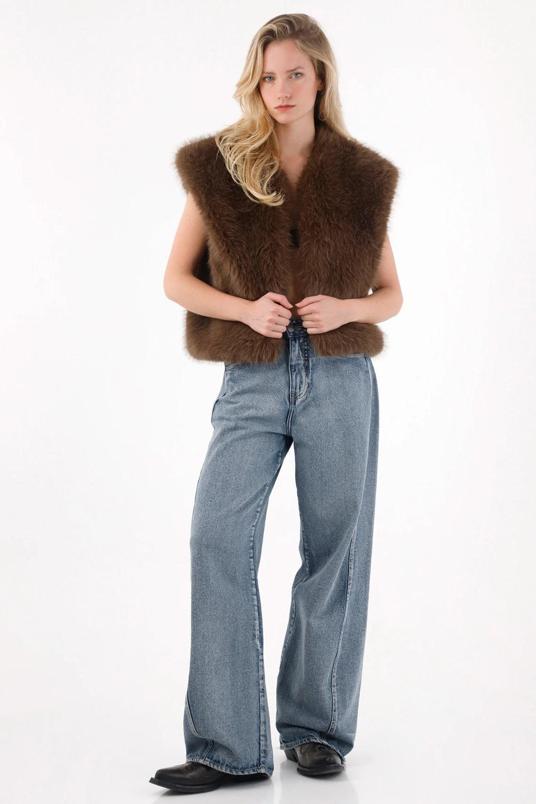 Chaleco corto afelpado café para mujer