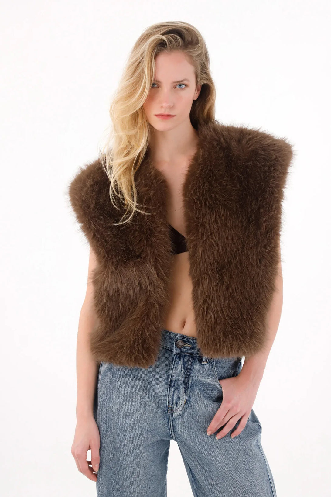 Chaleco corto afelpado café para mujer