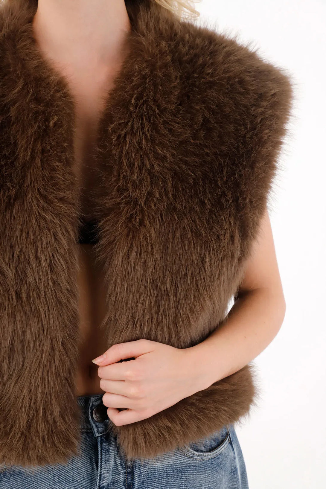 Chaleco corto afelpado café para mujer