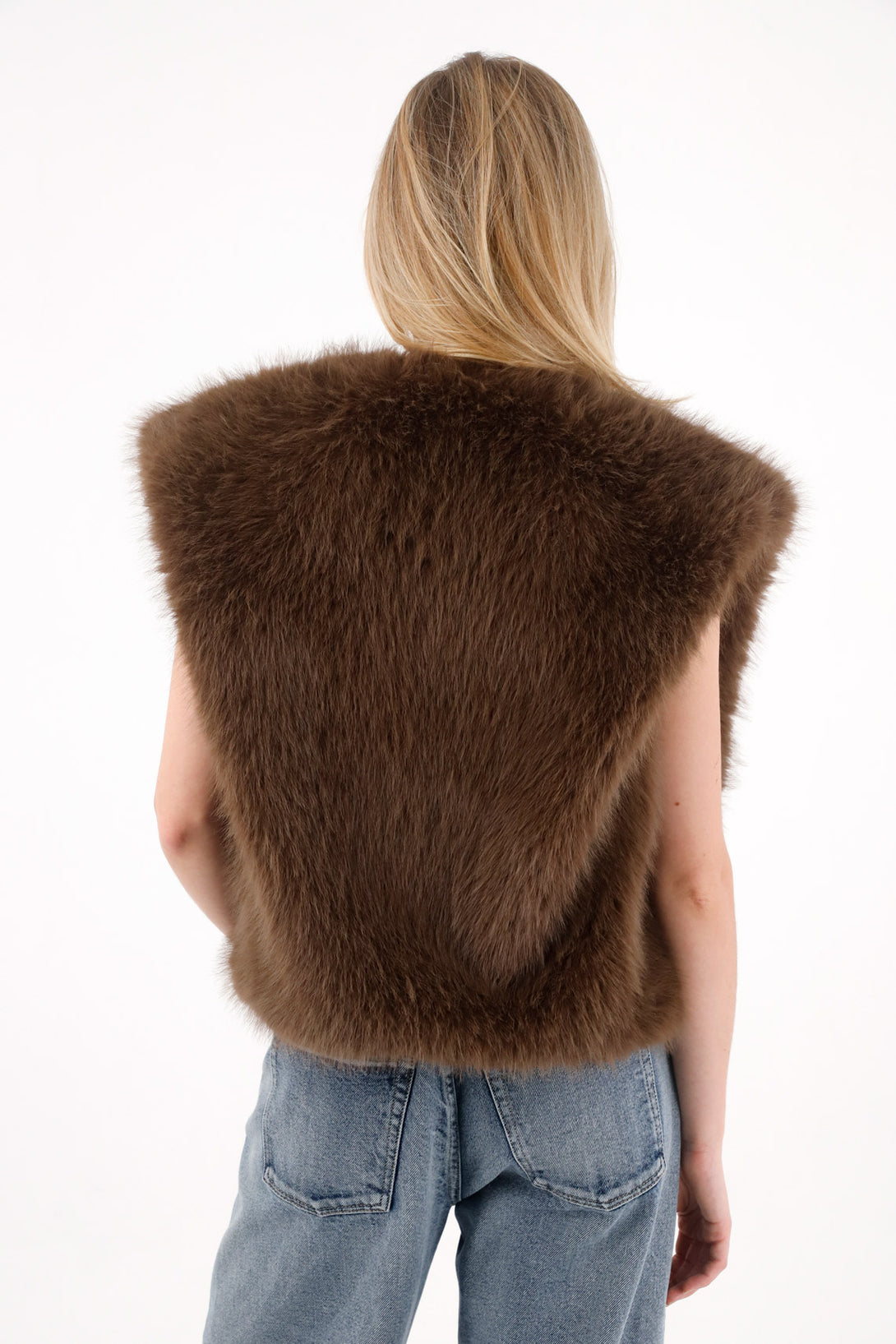 Chaleco corto afelpado café para mujer