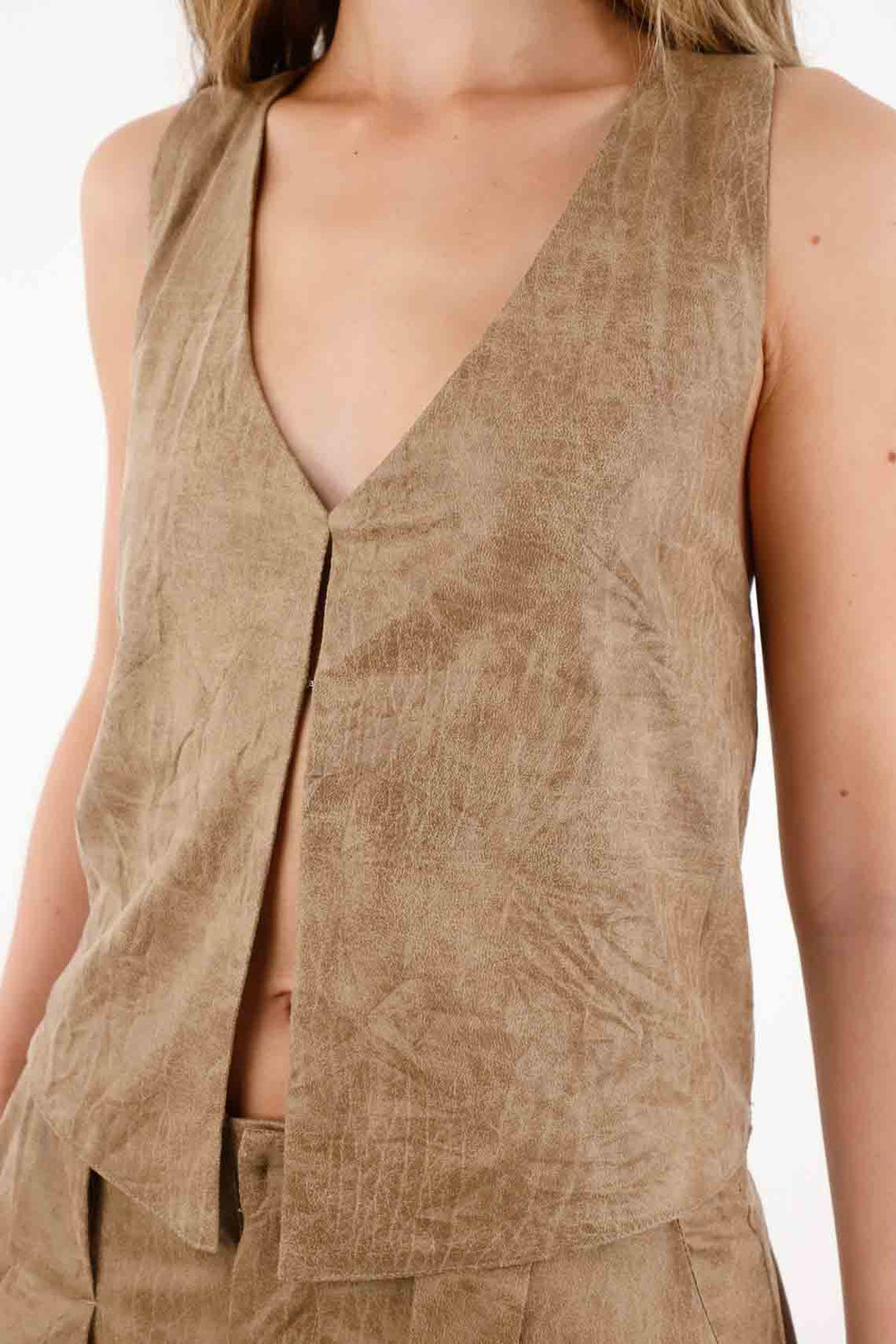 Chaleco sporty con escote en V café para mujer