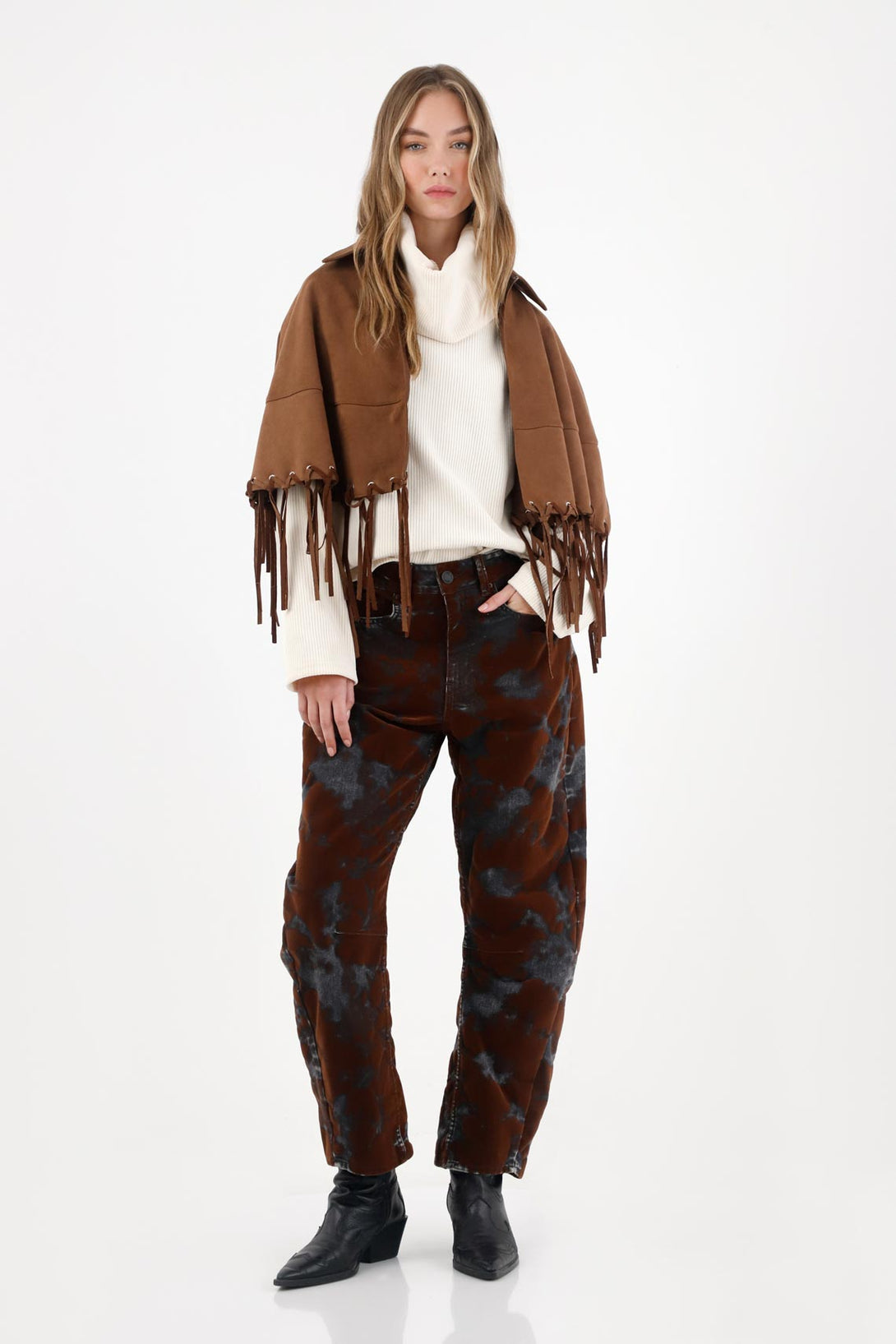 Capa con flecos café para mujer