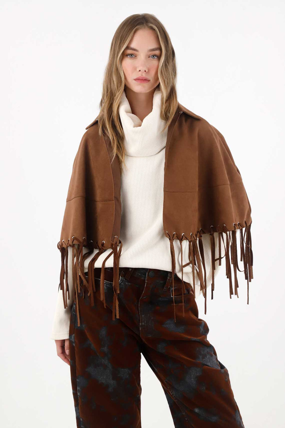 Capa con flecos café para mujer