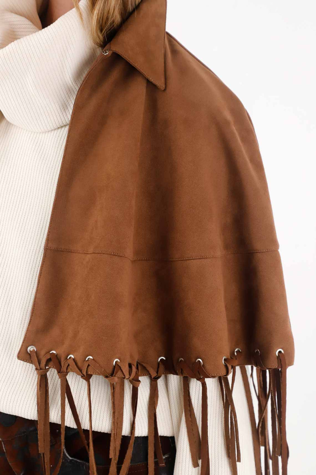 Capa con flecos café para mujer