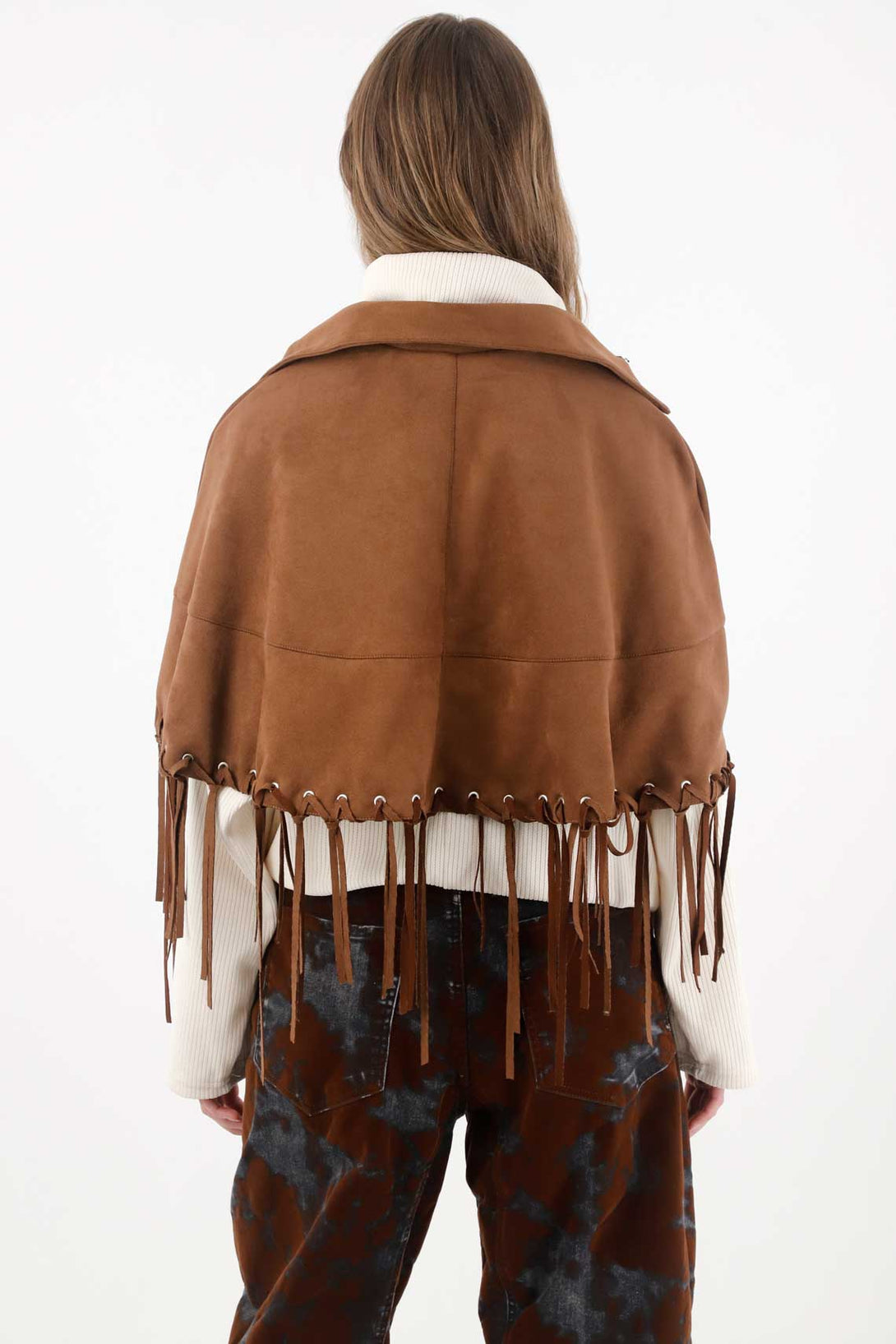 Capa con flecos café para mujer