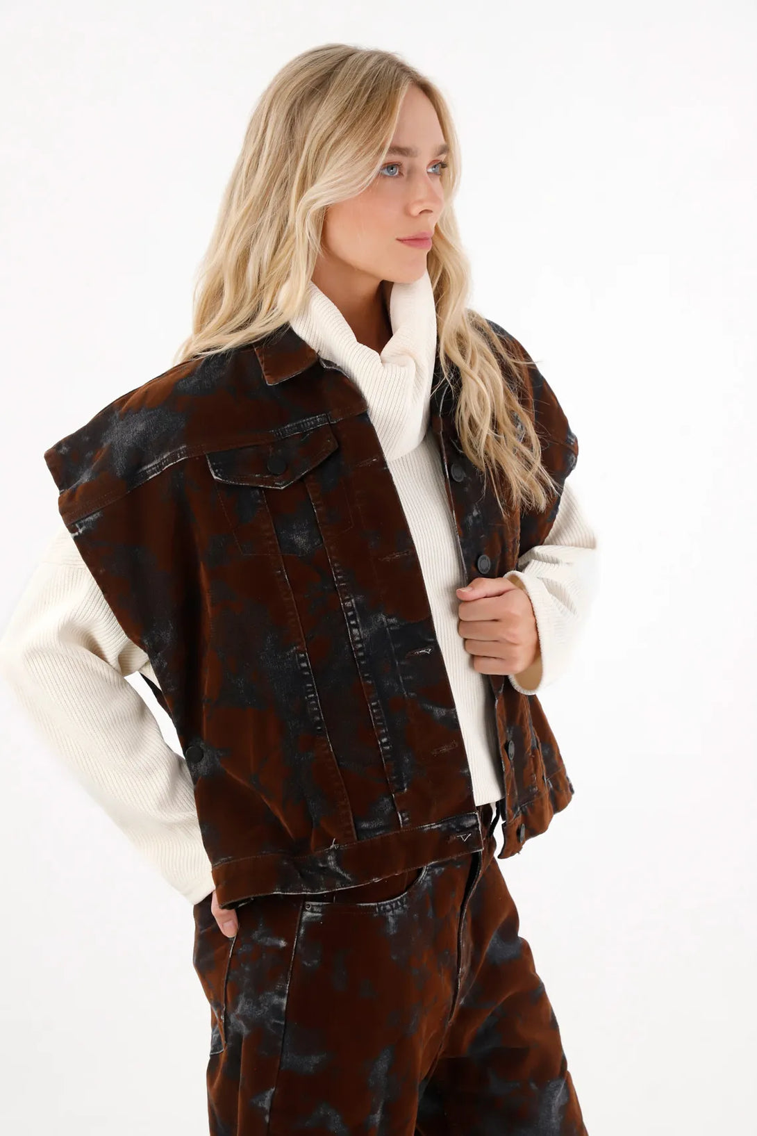 Chaleco oversize en tela velvet café para mujer