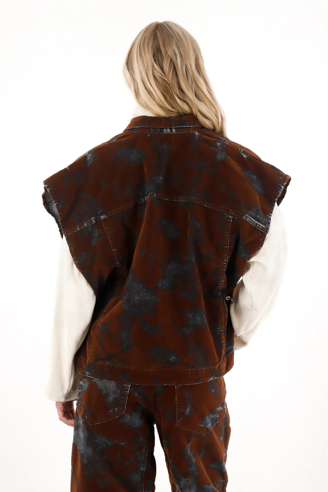 Chaleco oversize en tela velvet café para mujer