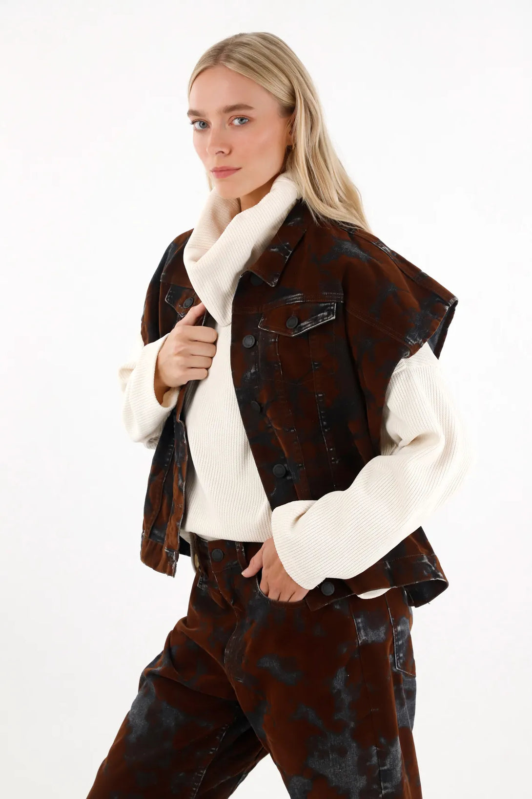 Chaleco oversize en tela velvet café para mujer