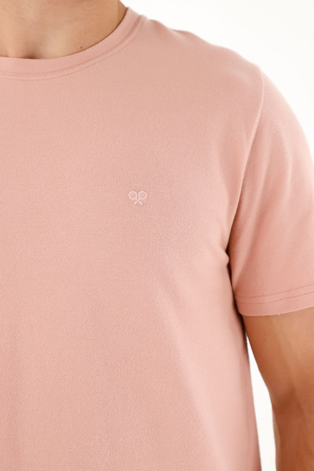 Camiseta rosada con raqueta bordada a tono para hombre