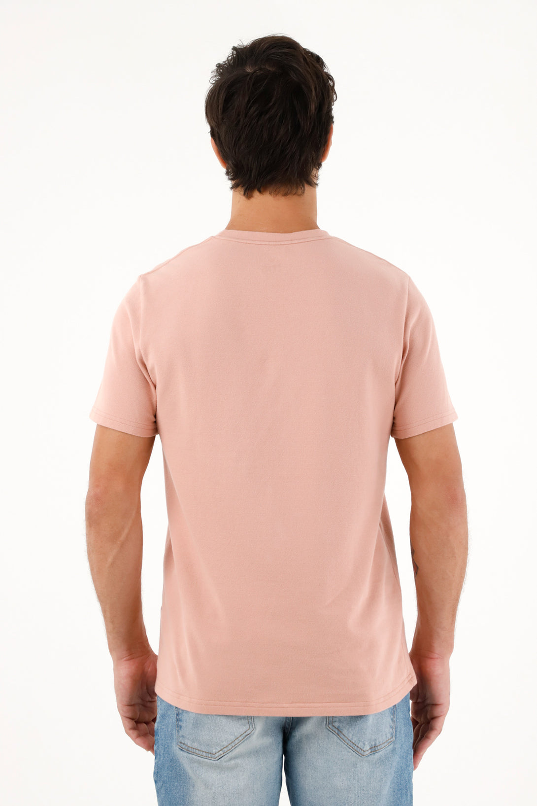 Camiseta rosada con raqueta bordada a tono para hombre