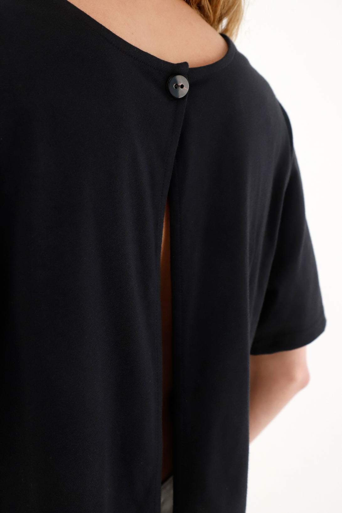 Camiseta negra con abertura posterior para mujer