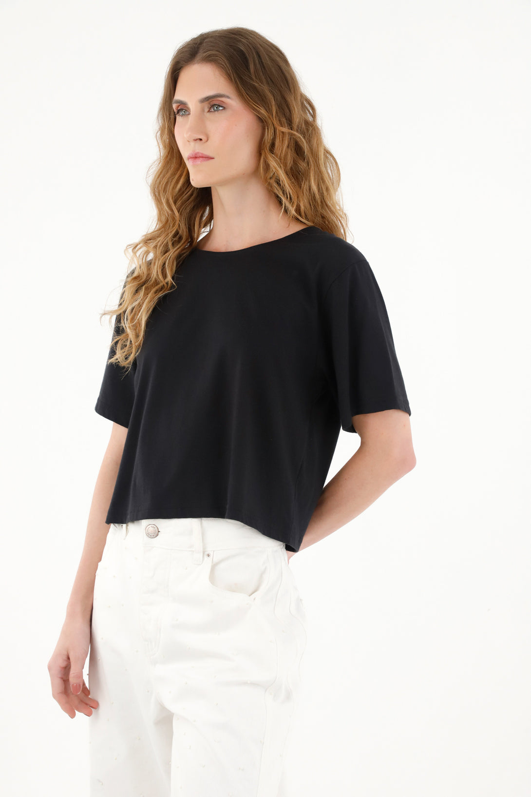 Camiseta negra con abertura posterior para mujer