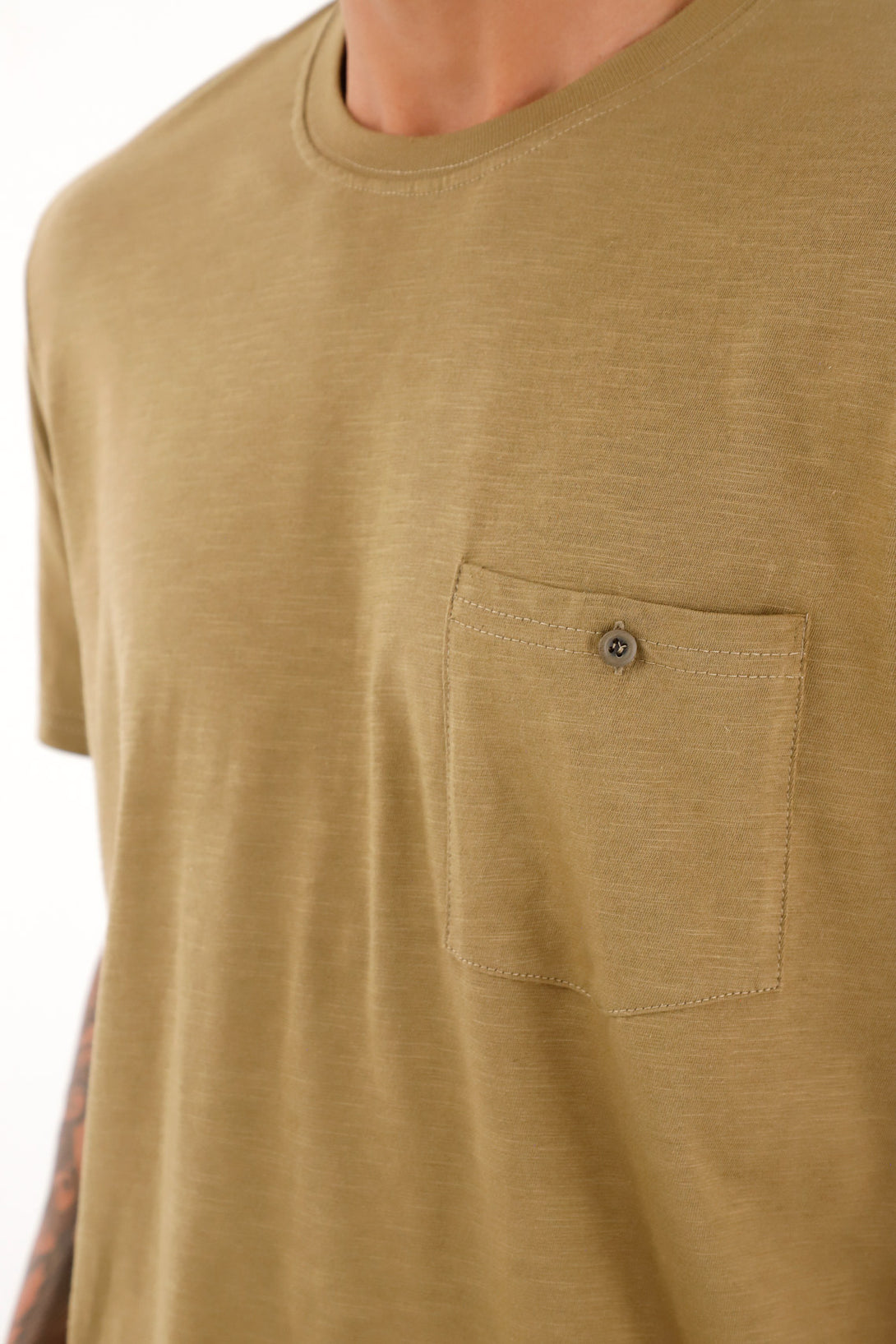 Camiseta café en 100% algodón con bolsillo para hombre