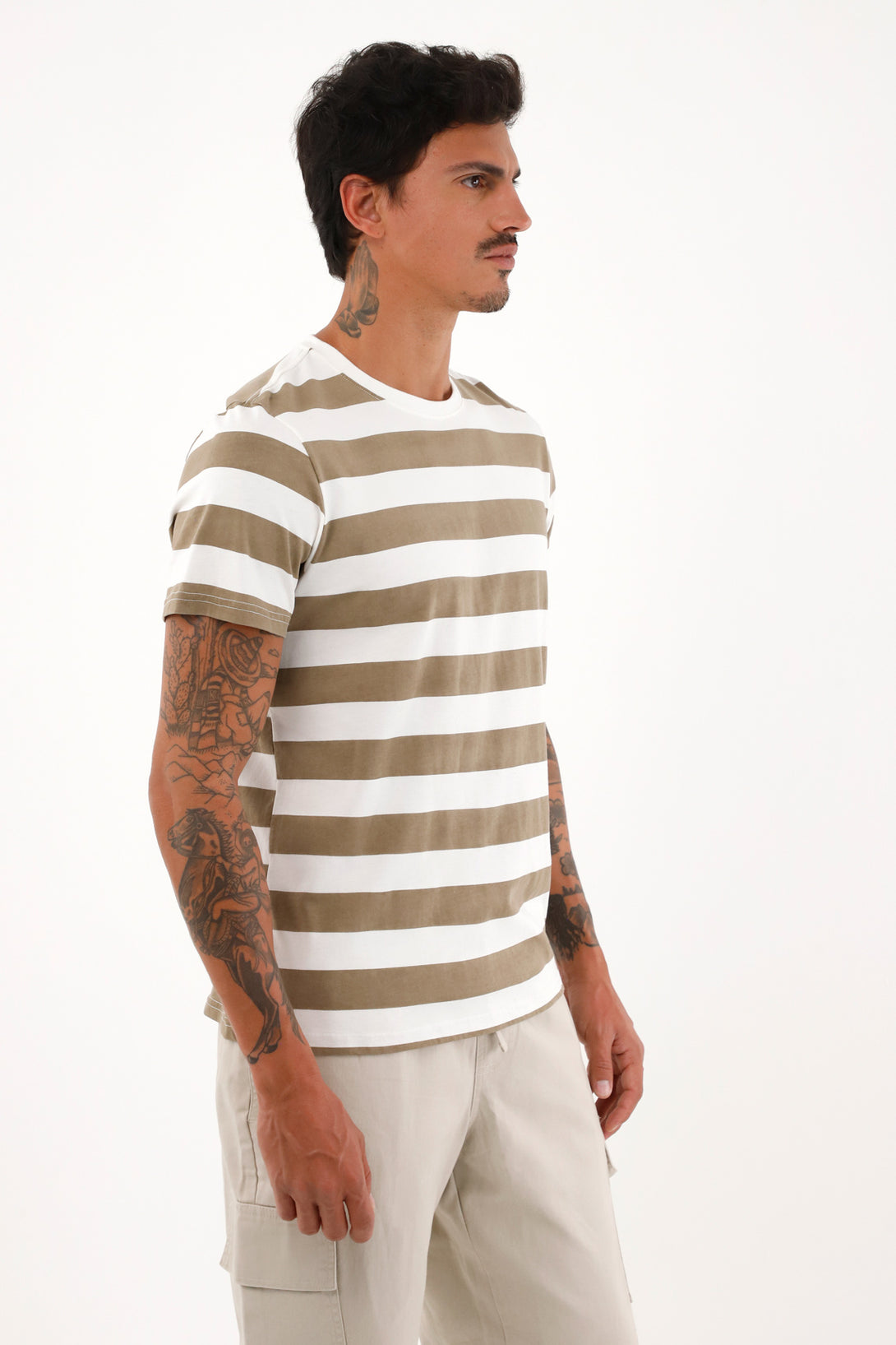 Camiseta con estampado de rayas cafés para hombre