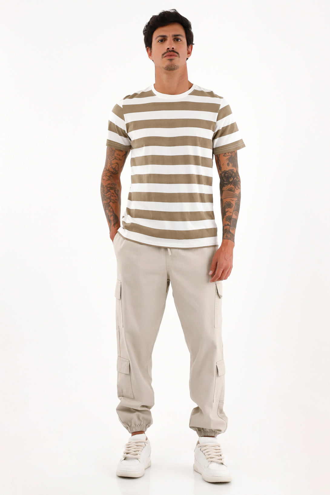 Camiseta con estampado de rayas cafés para hombre