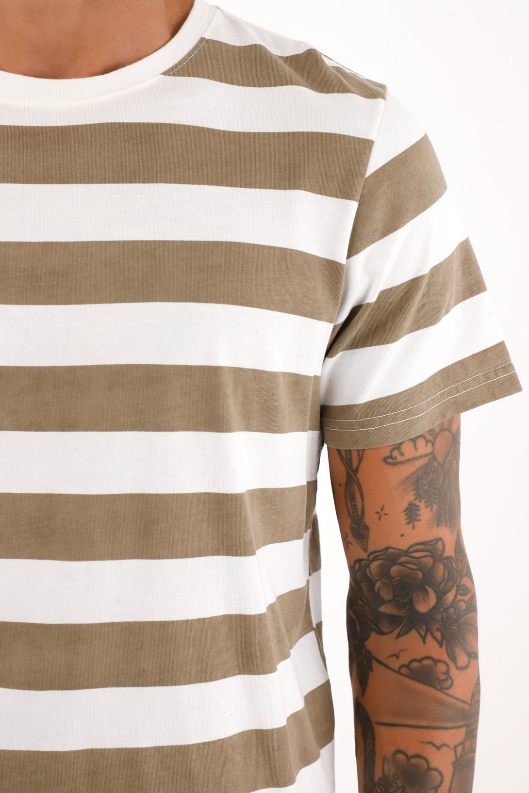 Camiseta con estampado de rayas cafés para hombre